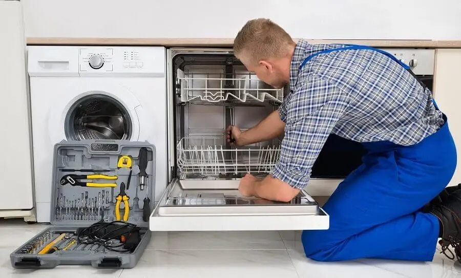 Güzelbahçe Whirlpool servisi teknisyen ekibi beyaz eşya tamiri yaparken